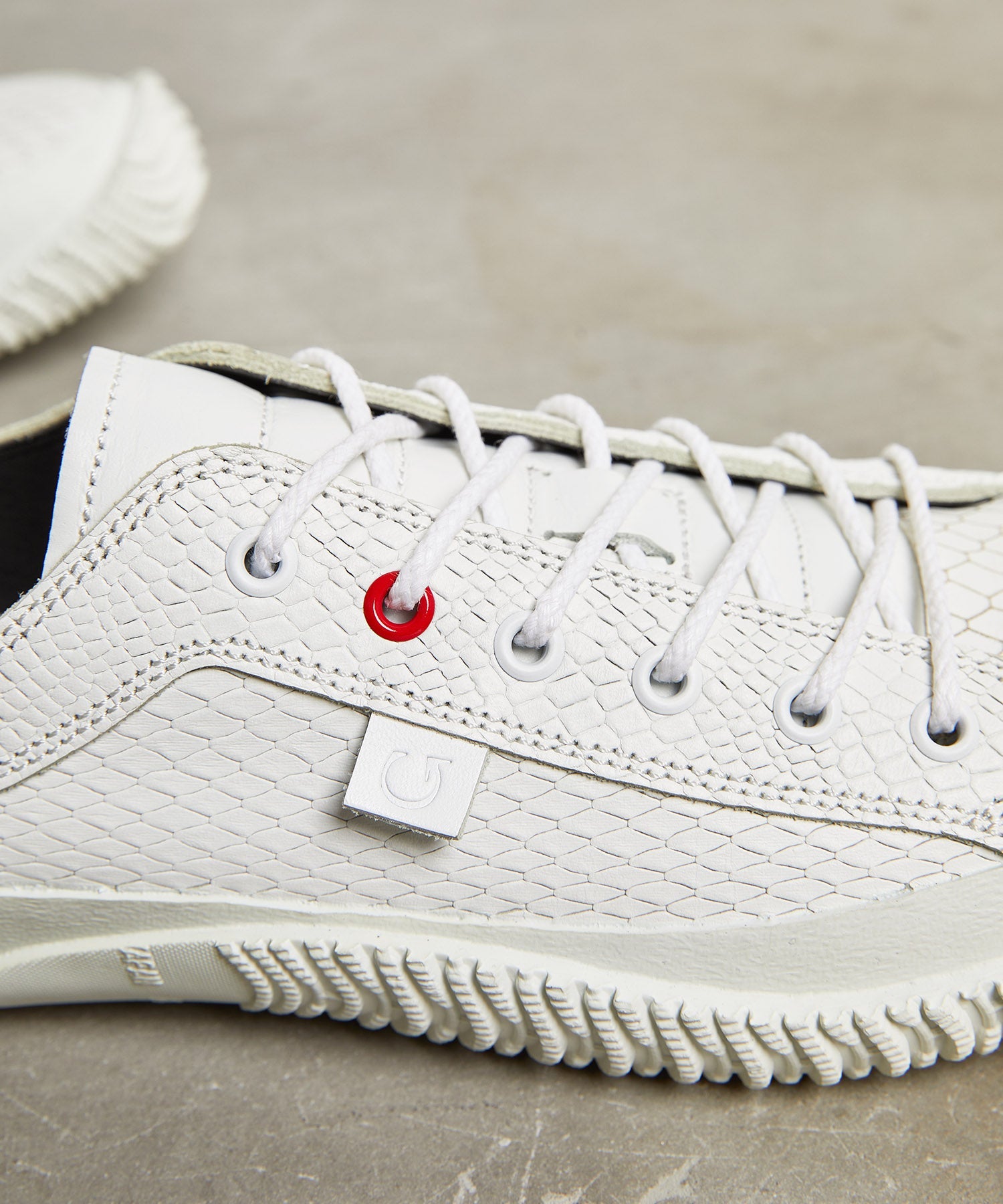 SP-1038 White - SPINGLE