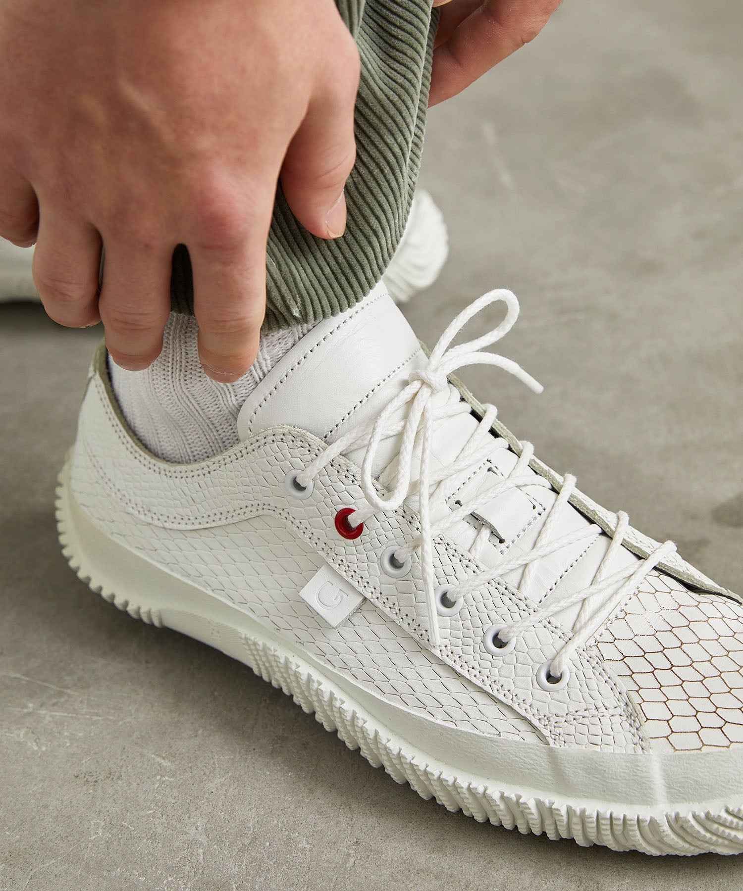 SP-1038 White - SPINGLE