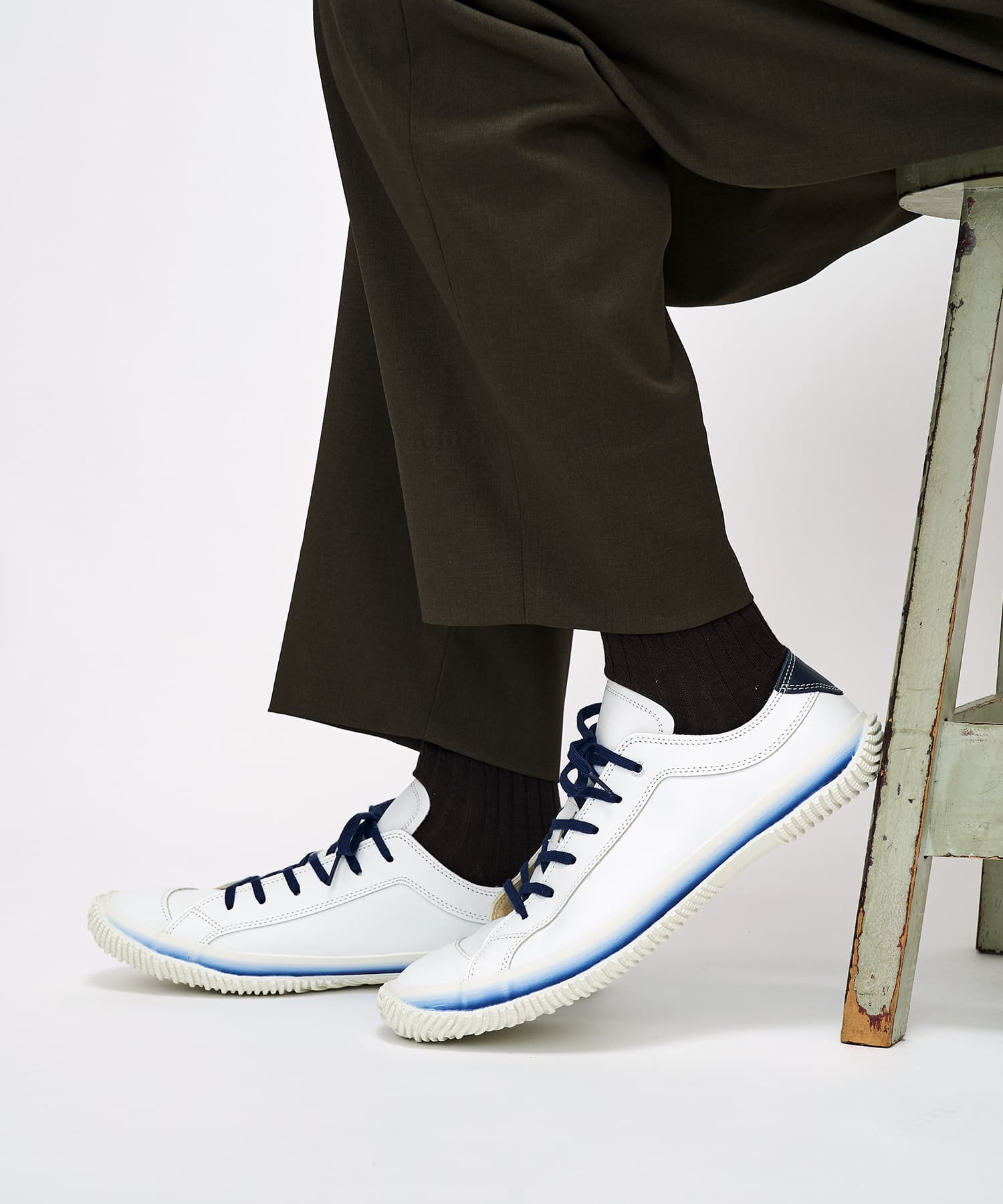 SP-108 White/Navy - SPINGLE