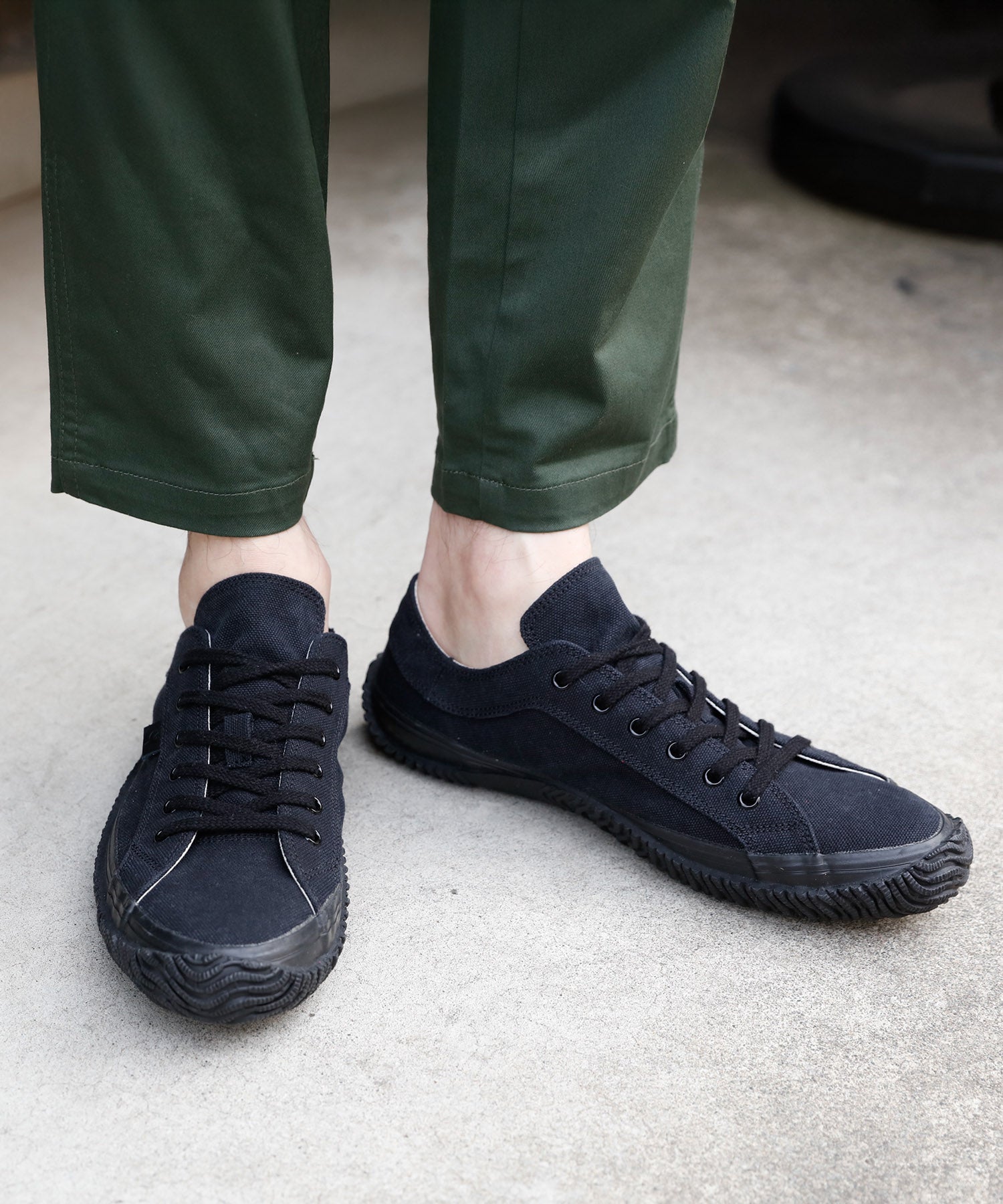 SP-141 Black/Black - SPINGLE