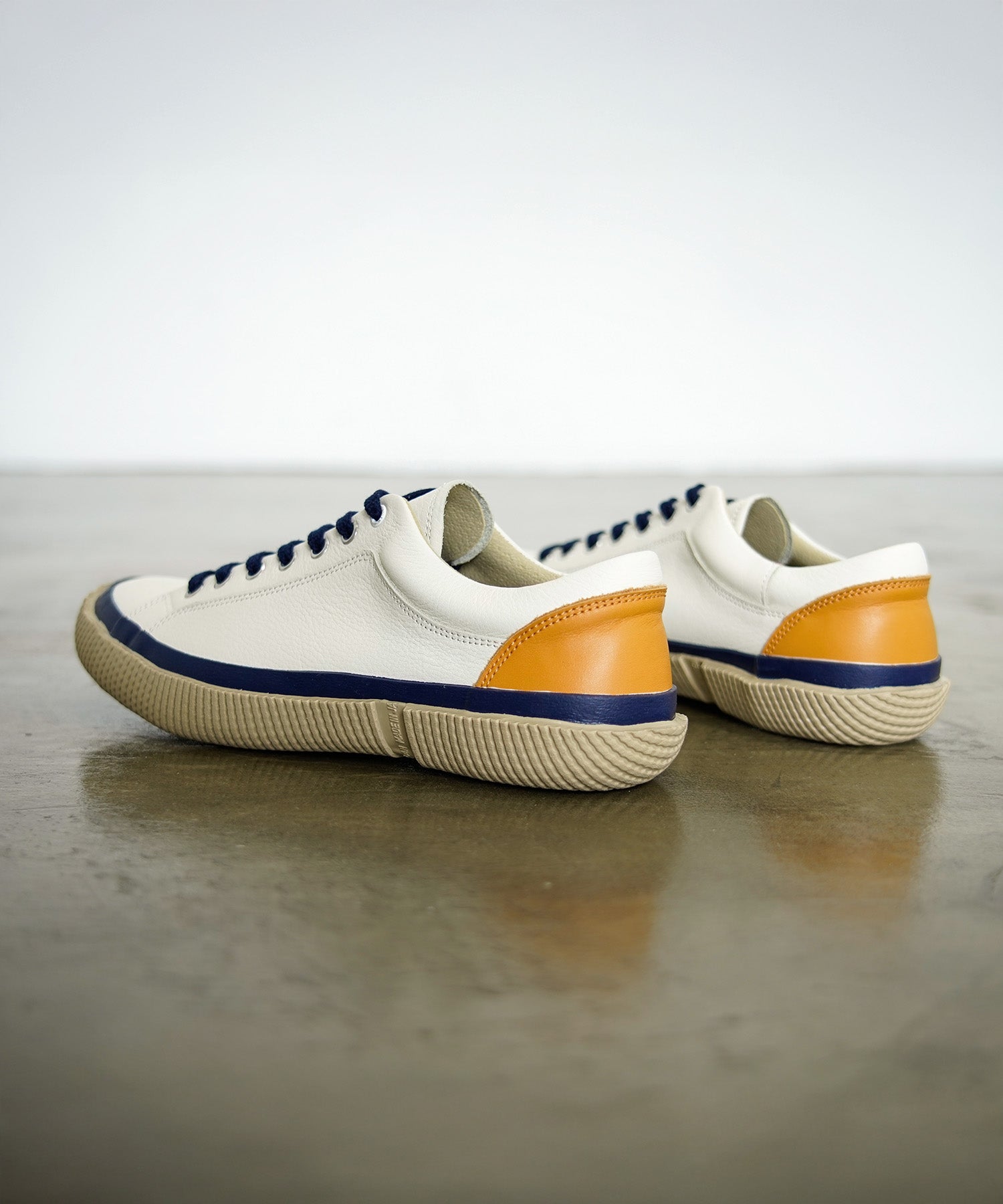 SP-253 White/Navy - SPINGLE