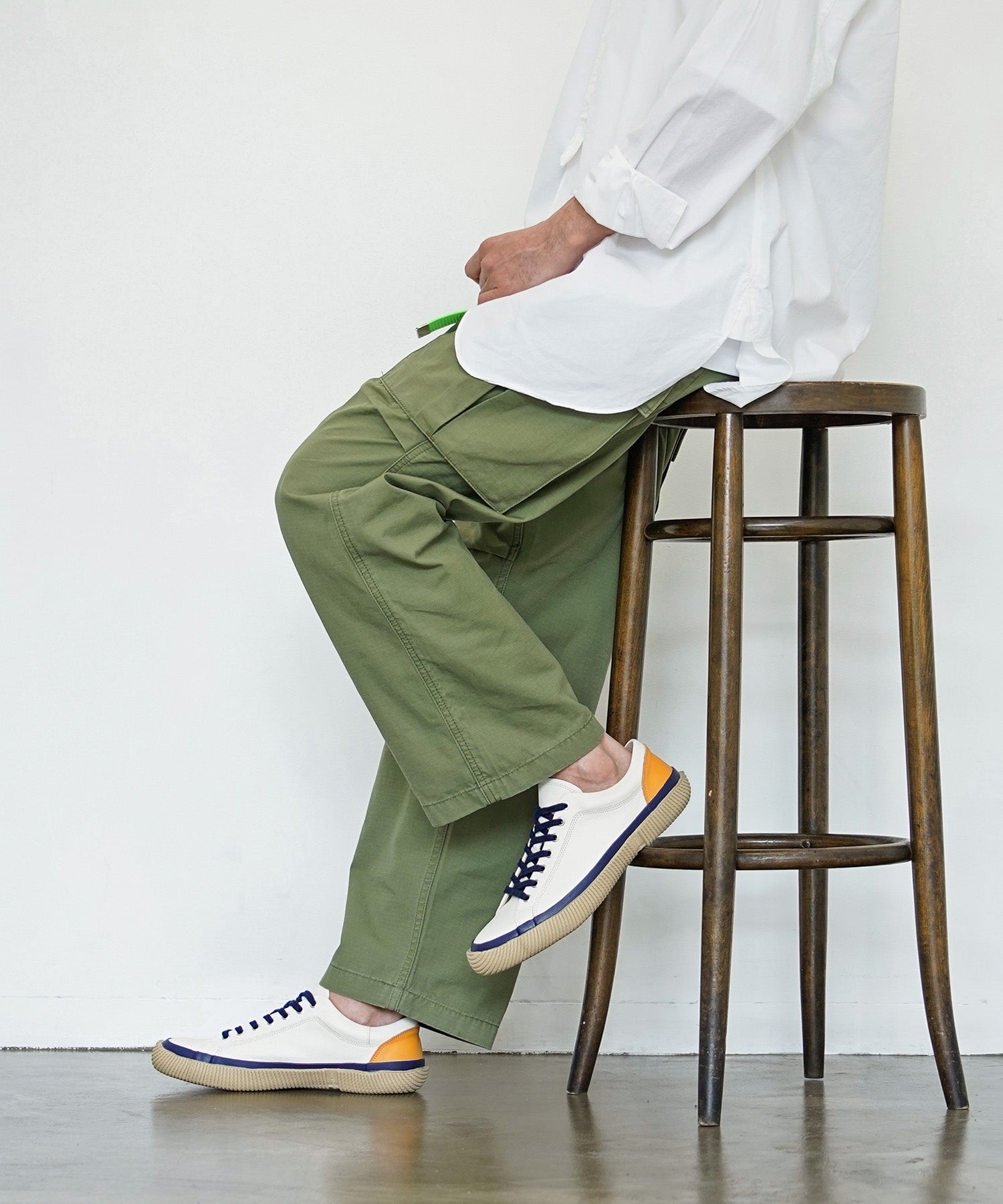 SP-253 White/Navy - SPINGLE