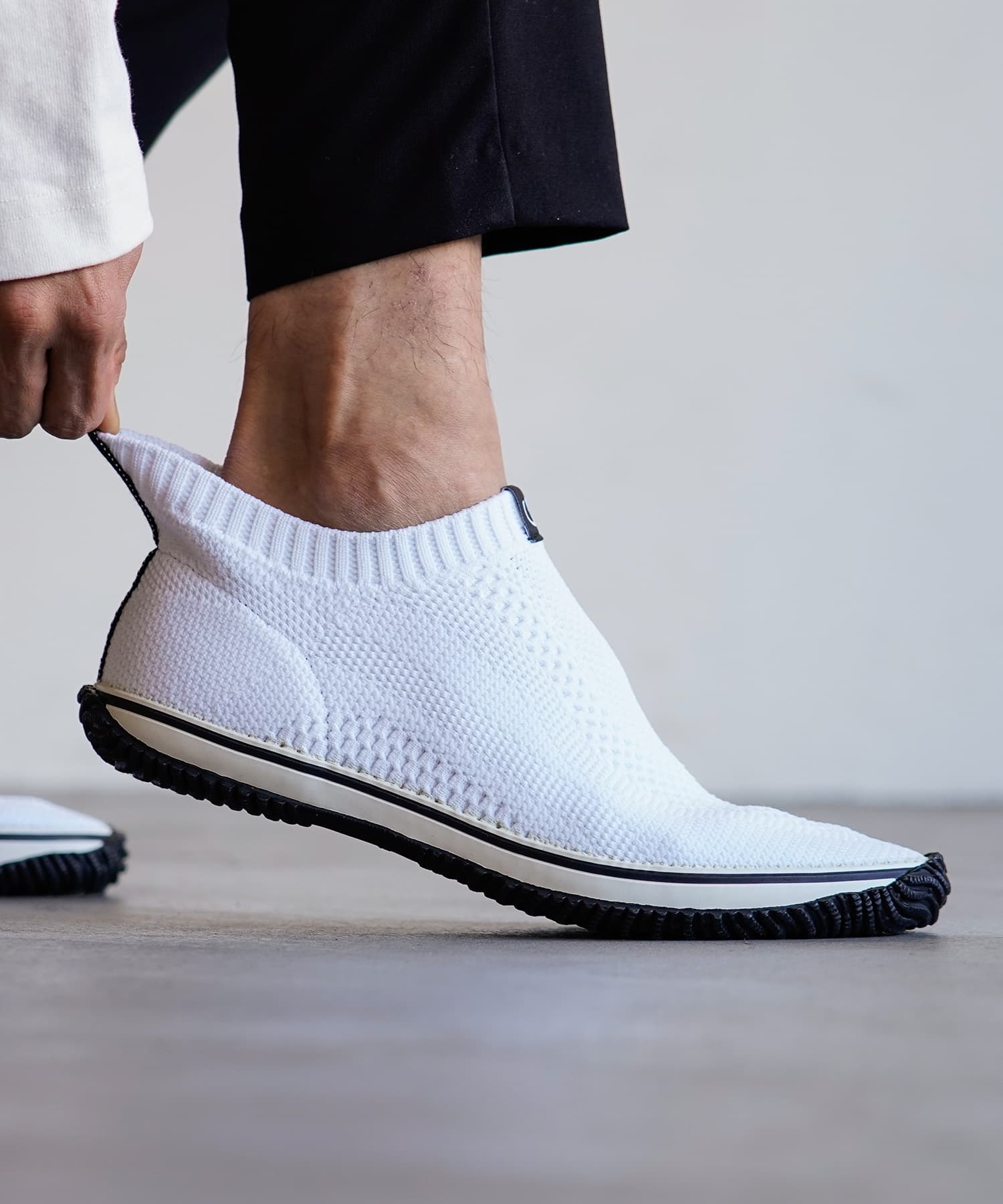 SP-528 White/Black - SPINGLE